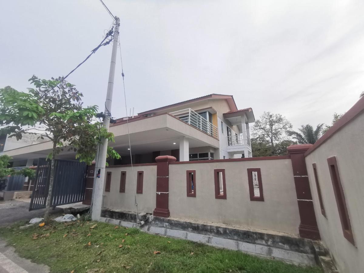 מואר Oyo Homes 90524 D'J Pegaso Serom Homestay מראה חיצוני תמונה